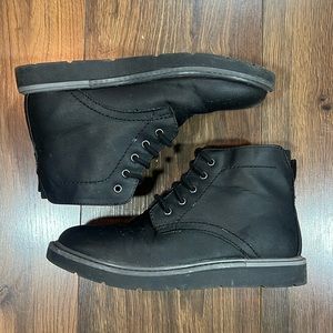 Boys black boots
